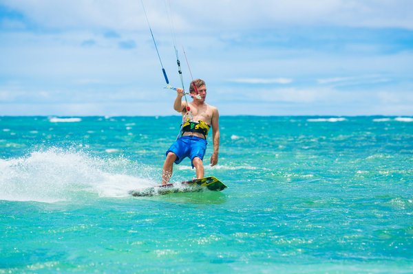 Comment organiser un camping pour pratiquer le kitesurf sur des plages isolées ?
